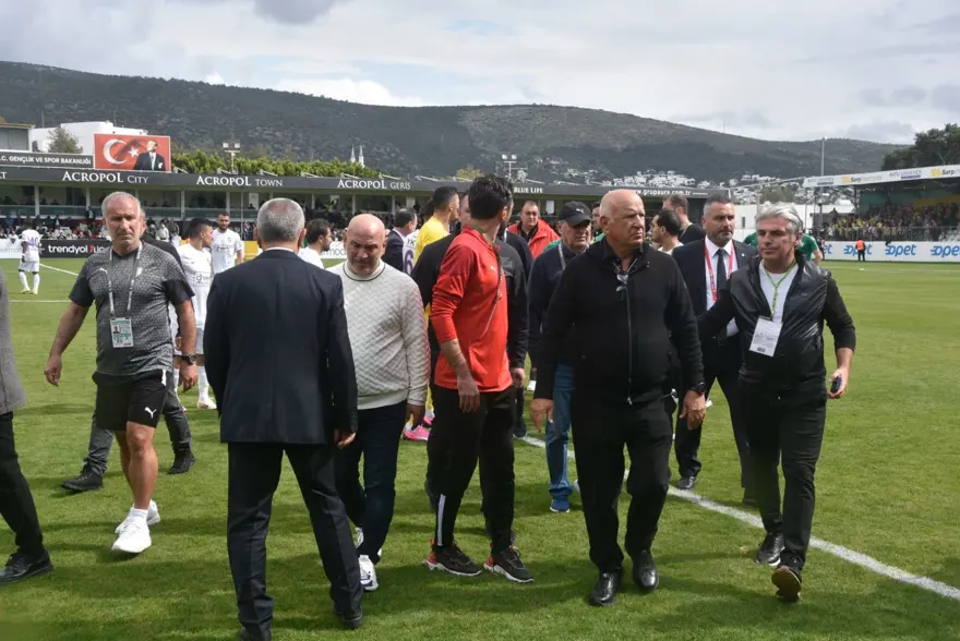 Bodrum FK-Eyüpspor maçında ortalık karıştı: Arda Turan'a yabancı madde atıldı, bir futbolcu hastaneye kaldırıldı 9