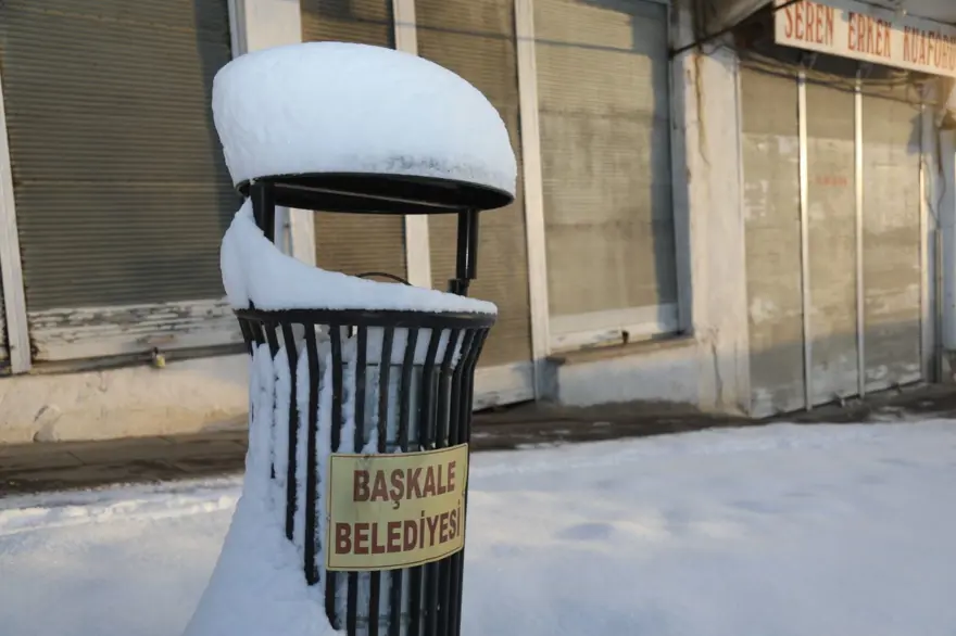 Van'da kar yolları kapattı: 83 yerleşim yerine ulaşım yok 21 Van'da kar yolları kapattı: 83 yerleşim yerine ulaşım yok 21