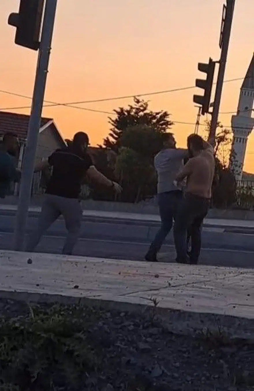 İstanbul'da tekmeli yumruklu yol verme kavgası 1 İstanbul'da tekmeli yumruklu yol verme kavgası 1