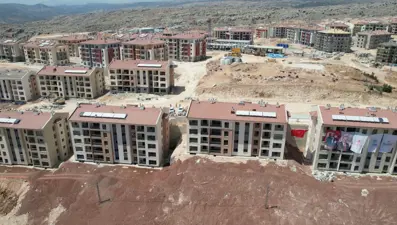 Deprem konutlarının yapımı sürüyor