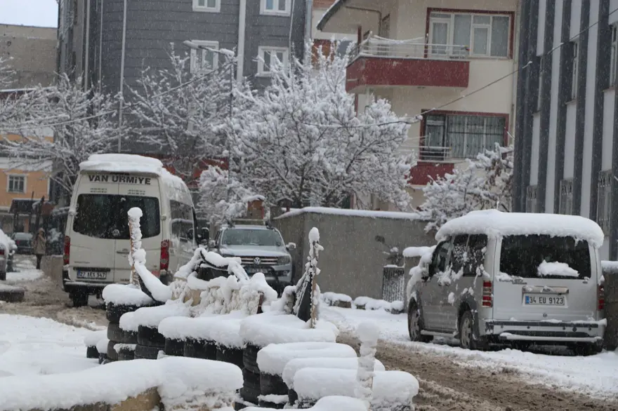 Van'da yoğun kar yağışı: 131 yerleşim yerine ulaşım sağlanamıyor 6