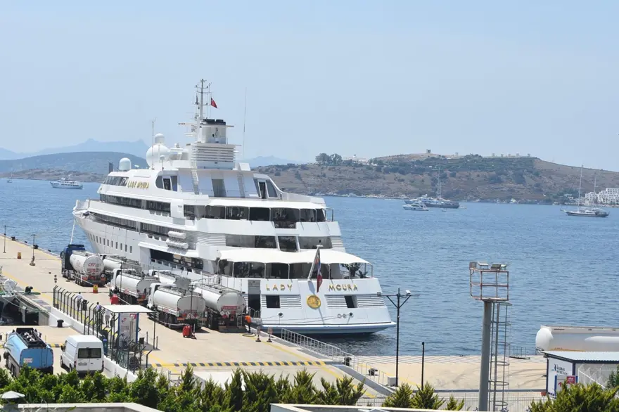 “Lady Moura”ya Bodrum’da 16 milyon liralık yakıt takviyesi |(Güvertesinde kumsal, içinde tam donanımlı hastane var) 1