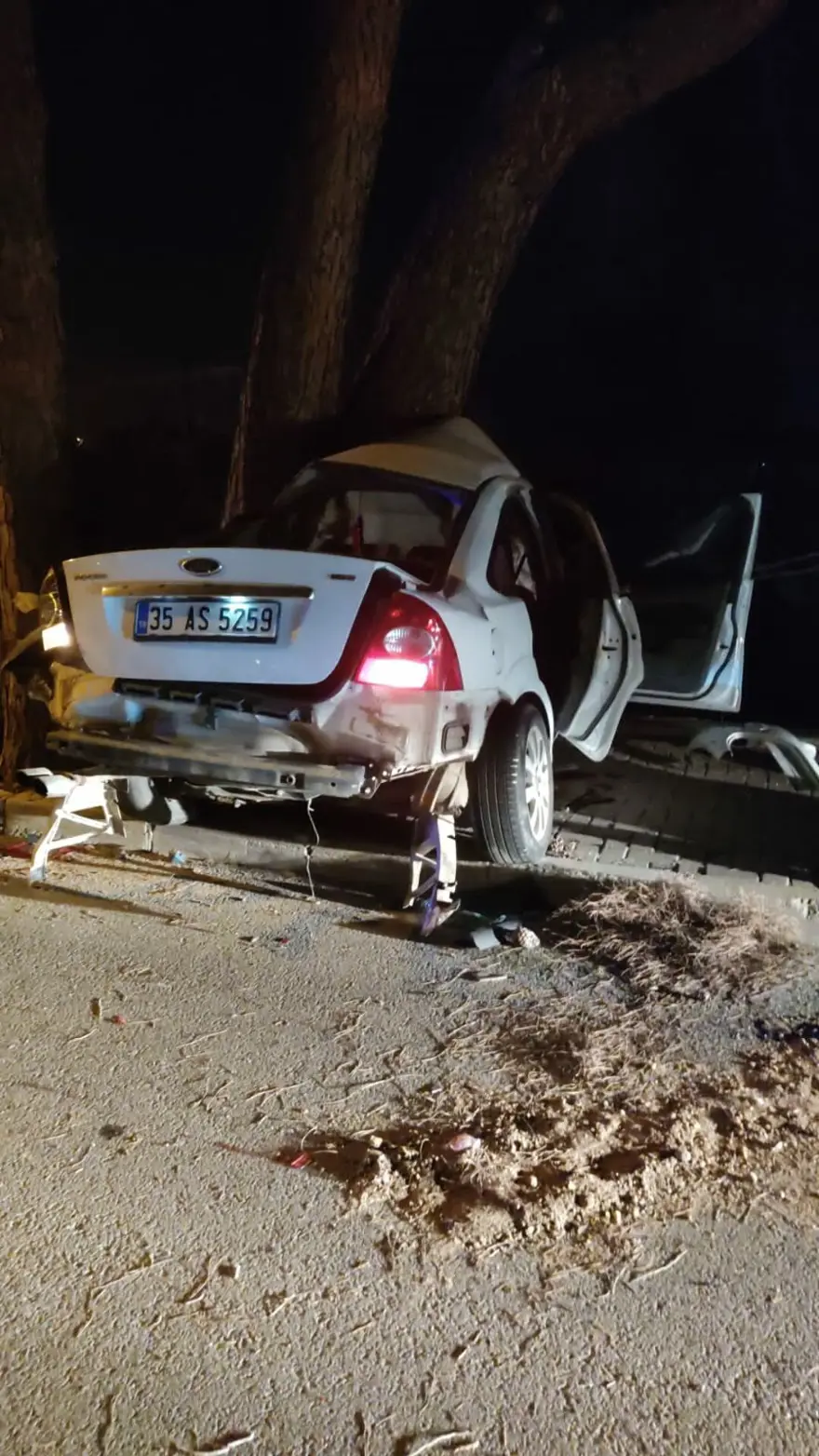 Urla'da feci kaza: Otomobil ikiye yarıldı, 2 kişi araçtan fırladı 4