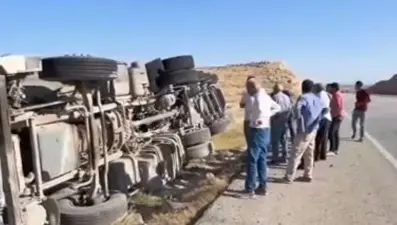 Devrilen kamyonun sürücüsü hafif yaralandı