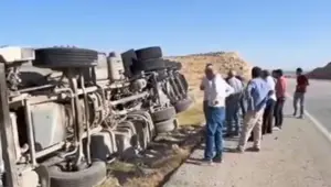 Devrilen kamyonun sürücüsü hafif yaralandı