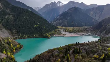 Kazakistan'daki Issık Gölü ziyaretçilerin dikkatini çekiyor