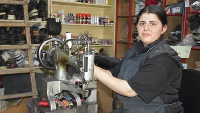 Lise öğrencisi Esra, okul saatleri dışında ayakkabı tamirciliği yapıyor: ''Sadece ev hanımı olmak zorunda değiliz''