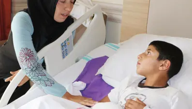 Yerde bulduğu cisim patladı