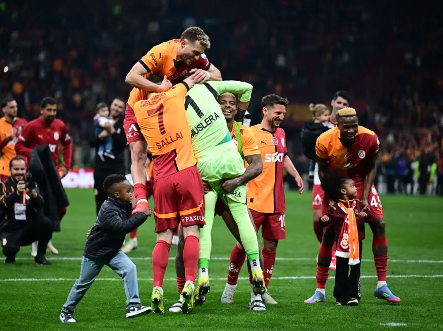 Galatasaray'da bir dönem sona eriyor: "Eşiyle görüştü, eşyalarını ülkesine yolladı" 1 Galatasaray'da bir dönem sona eriyor: "Eşiyle görüştü, eşyalarını ülkesine yolladı" 1