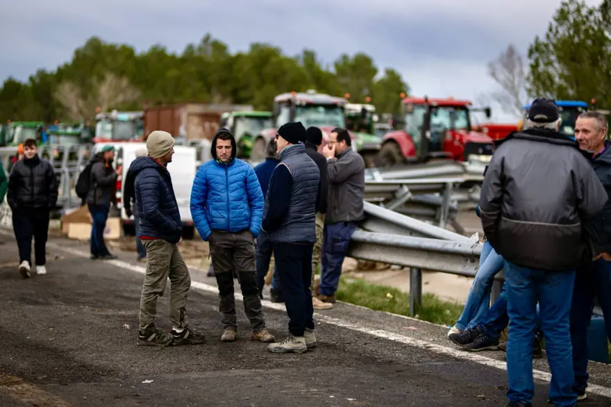 İspanya'da çiftçiler tarım politikalarına karşı yol kapattı 15