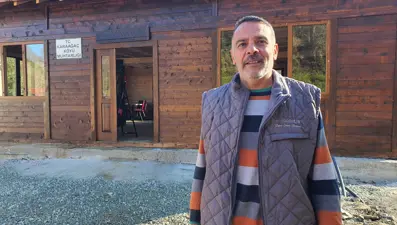 Muhtar köyü için hayvanlarını sattı: Ahşaptan sosyal tesis yaptı