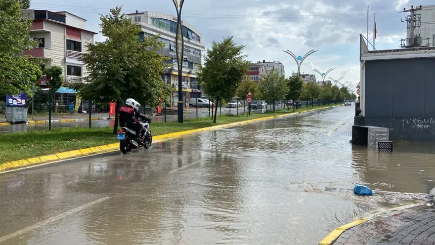 Kocaeli'de sağanak! Cadde ve sokaklar göle döndü 3