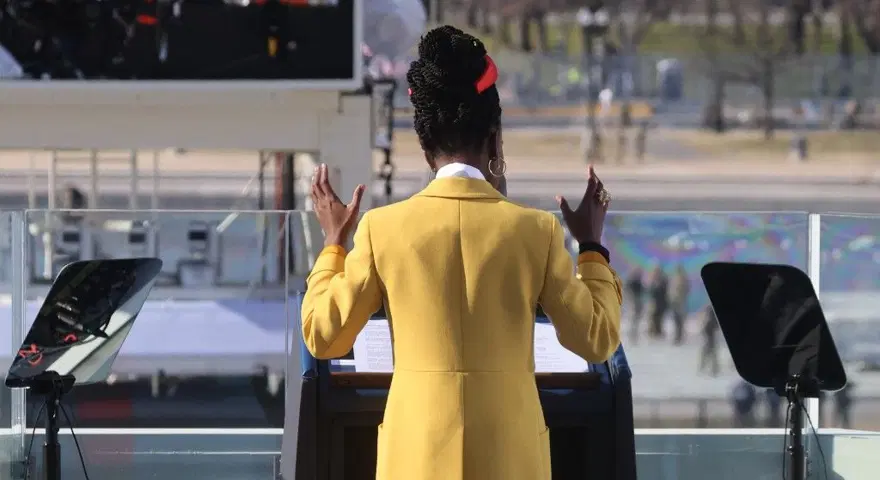 Joe Biden'ın töreninde şiir okuyan Amanda Gorman'a bir günde iki milyon takipçi 4 Joe Biden'ın töreninde şiir okuyan Amanda Gorman'a bir günde iki milyon takipçi 4