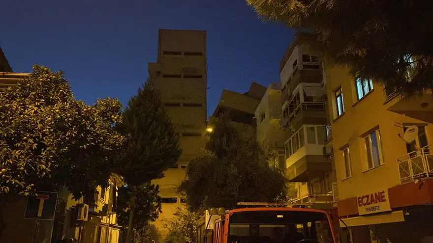 İzmir'de okul binası, yıkımı sırasında yan yattı 6