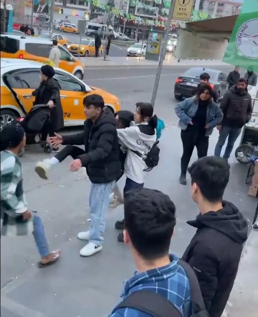 Mendil almayı reddeden genç kıza dayak 2 Mendil almayı reddeden genç kıza dayak 2