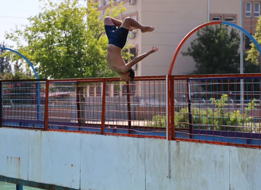 "HAVALAR SICAK BİZLER DE YÜZMEK ZORUNDAYIZ" 3