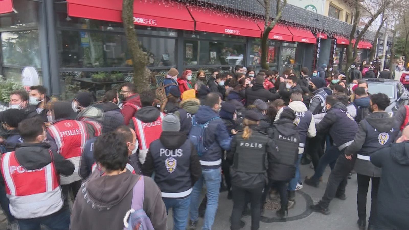 Boğaziçi Üniversitesi'ndeki gösterilerde gözaltına alınan 108 kişi serbest bırakıldı
