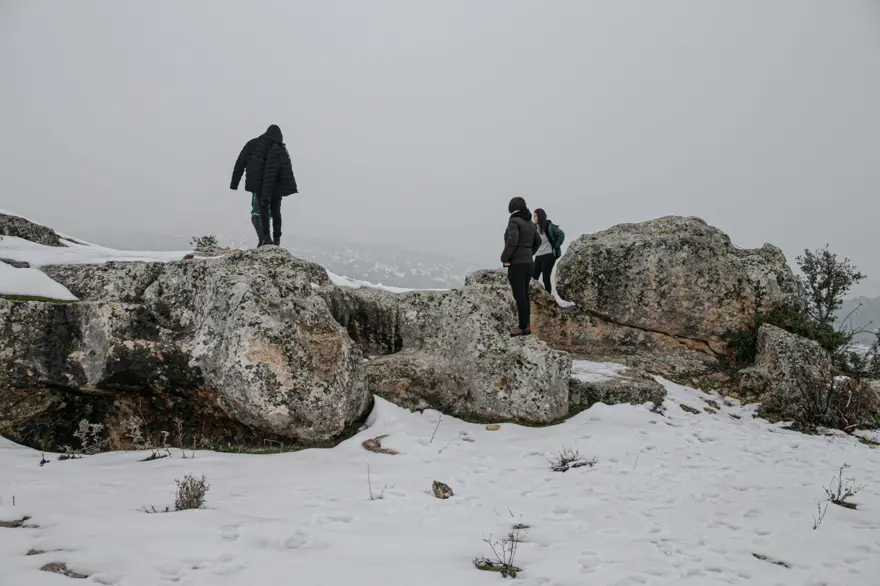 Hatay'da Gelinler Dağı Nekropol Alanı beyaza büründü 8