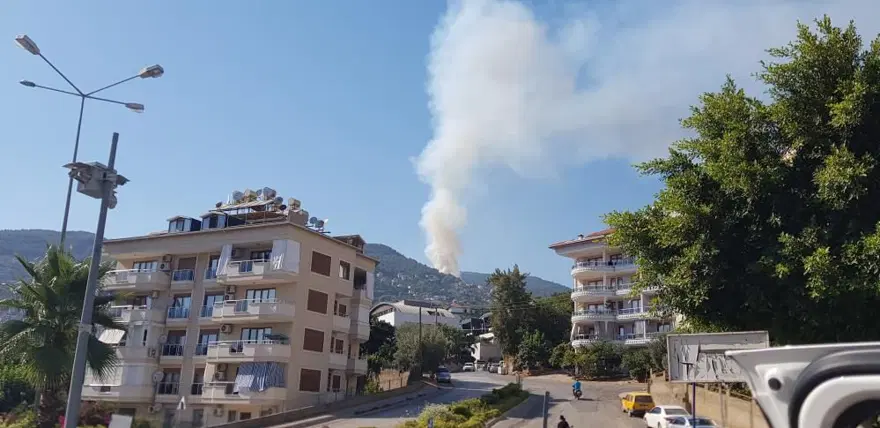 Alanya’da yerleşim yerlerine yakın bölgede orman yangını (Alevler kontrol altına alındı) 2 Alanya’da yerleşim yerlerine yakın bölgede orman yangını (Alevler kontrol altına alındı) 2