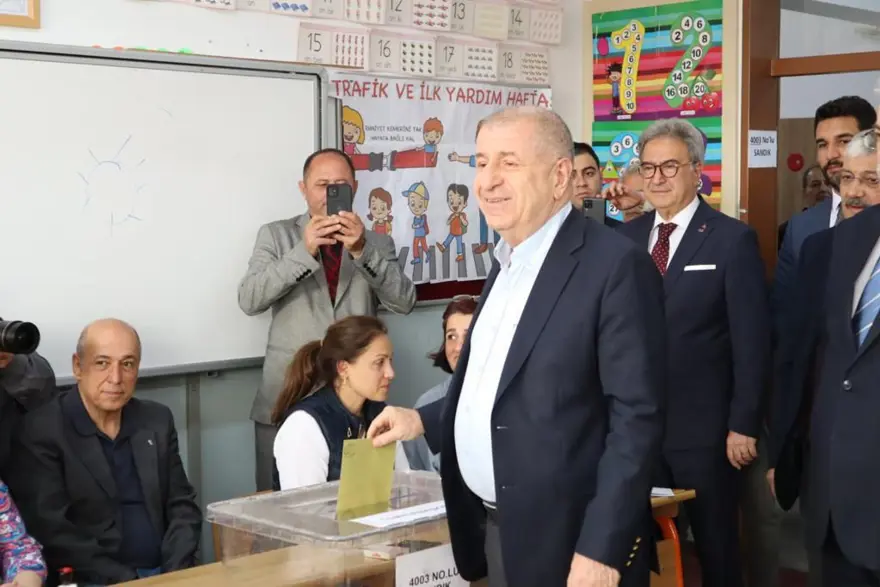 Cumhurbaşkanı adayları ve liderler oylarını kullanıyor 5