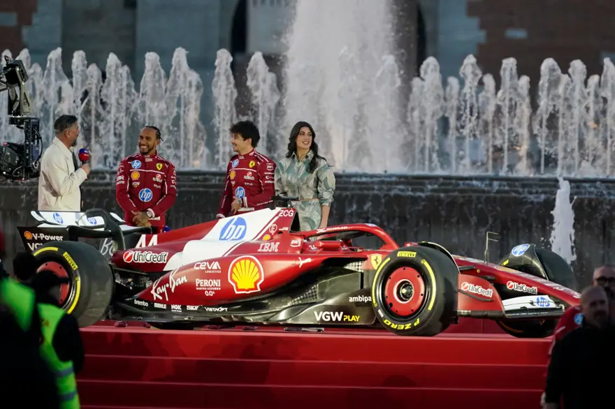 Formula 1 yeni sezon için geri sayım: Lewis Hamilton ve Charles Leclerc'tan 35 bin kişi önünde gösteri 