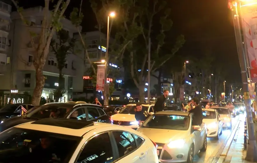Fenerbahçeli taraftarlar, Kadıköy'de kupa zaferini kutladı 3