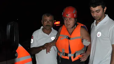 Sular yükselince 8 saat mahsur kaldılar