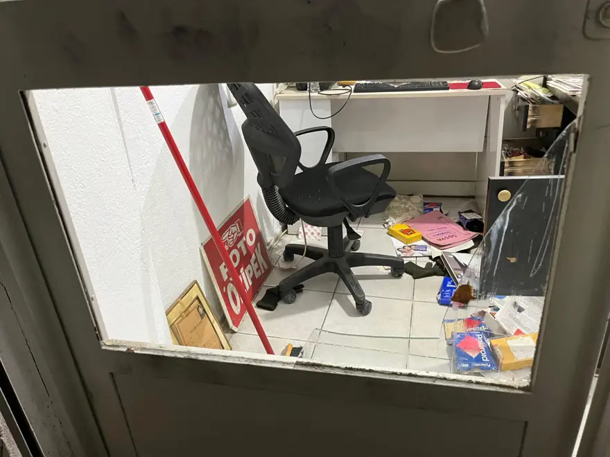 Sabah işyerine gelen fotoğrafçıya hırsız şoku 6 Sabah işyerine gelen fotoğrafçıya hırsız şoku 6