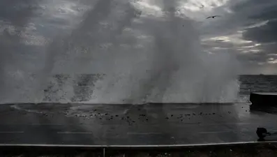 İstanbul'da şiddetli rüzgar nedeniyle dalgalar oluştu