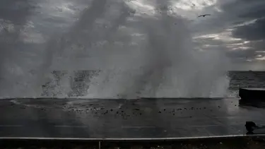 İstanbul'da şiddetli rüzgar nedeniyle dalgalar oluştu