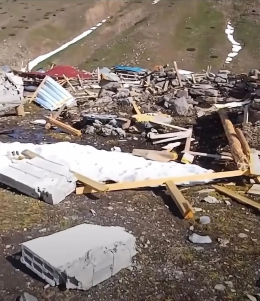 Kar eriyince ortaya çıktı: Sert geçen kış 9 evi yıktı 