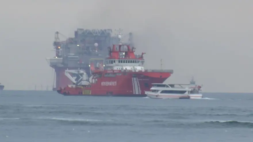 Dev petrol platformu İstanbul Boğazı geçişini tamamladı 1 Dev petrol platformu İstanbul Boğazı geçişini tamamladı 1