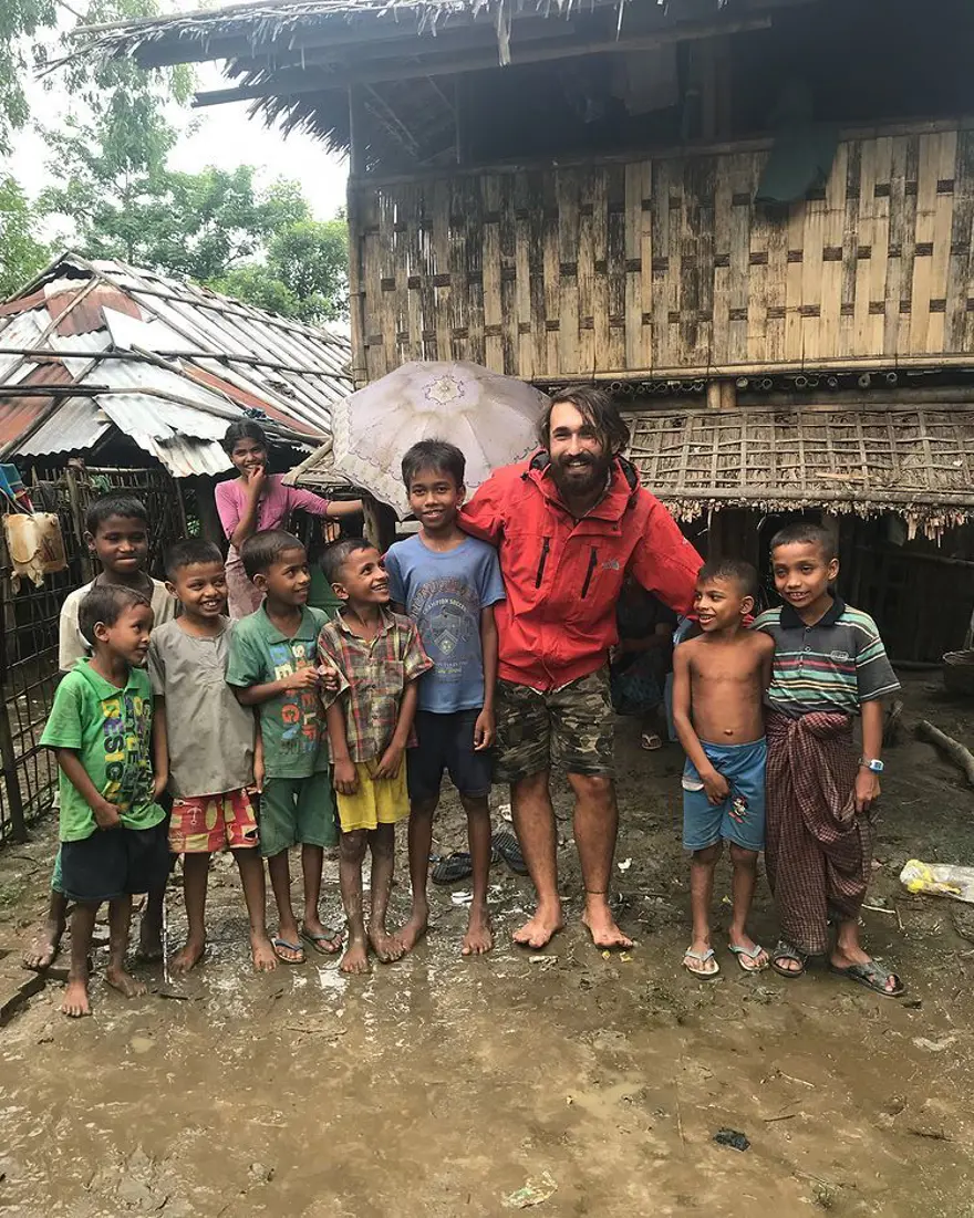 Türk gezgin Berkan Bilgiç bileklik satarak 40 ülke gezdi 15