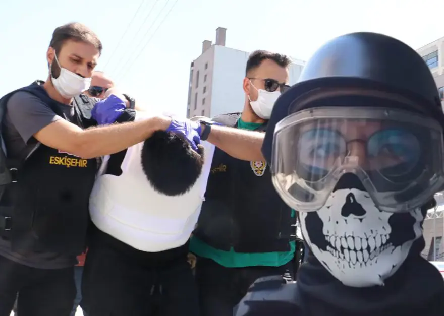 SOKAKTAKİ 5 KİŞİYİ BIÇAKLADI! SOKAKTAKİ 5 KİŞİYİ BIÇAKLADI!