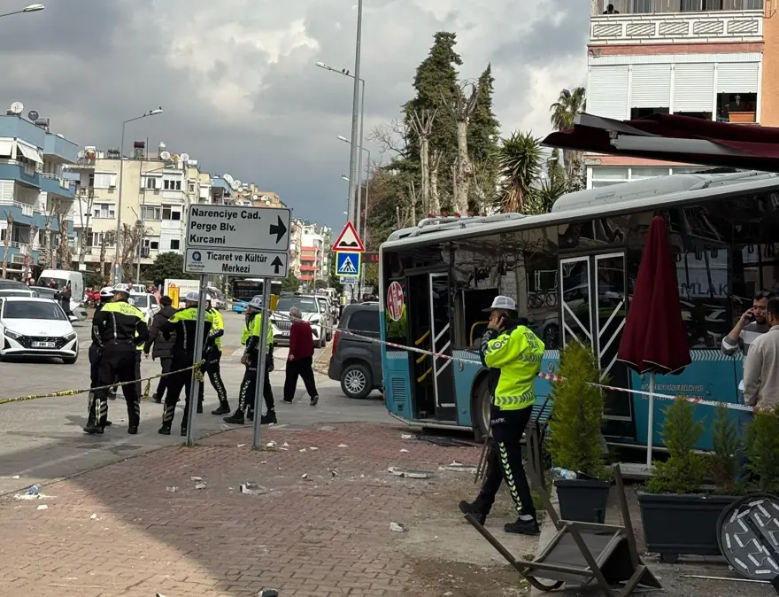 Antalya'da halk otobüsü kafeye daldı: Yaralılar var 5