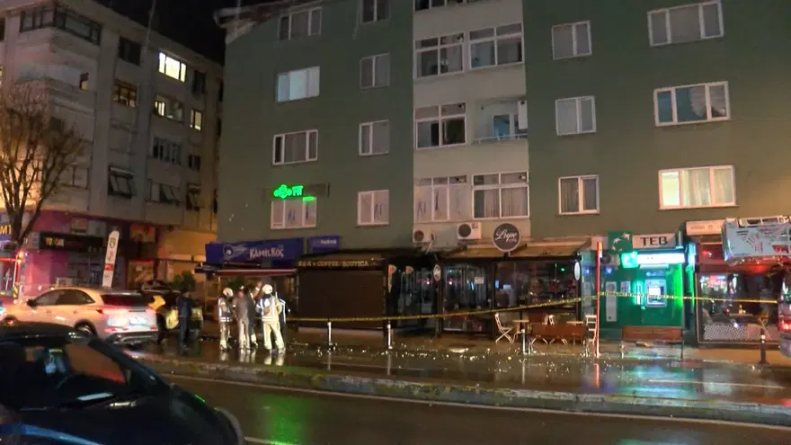 İstanbul'da 4 katlı binanın çatısı çöktü 