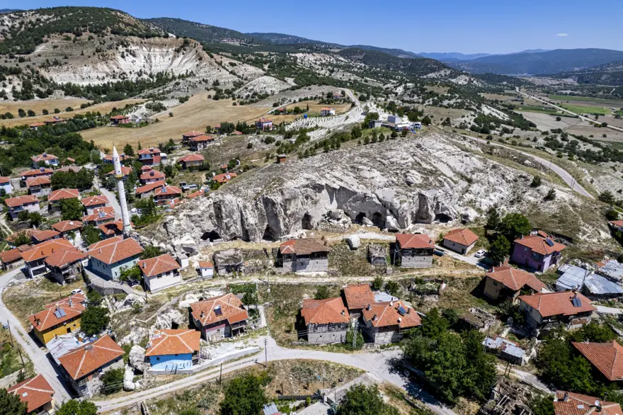Tarihi yapılarıyla Mahkemeağcin köyü 20 Tarihi yapılarıyla Mahkemeağcin köyü 20