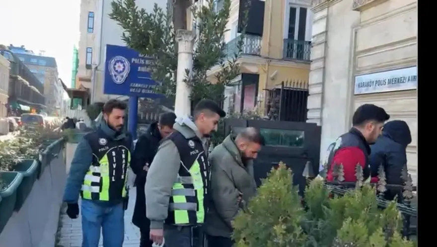 Karaköy sokaklarını mesken tutan korsan otoparkçılara denetim 3