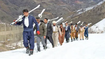 Hakkarili gençler profesyonel kayak takımlarıyla kaymanın keyfini yaşadı