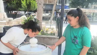 Bu ilçenin sokaklarındaki çeşmeden buz gibi doğal kaynak suyu akıyor