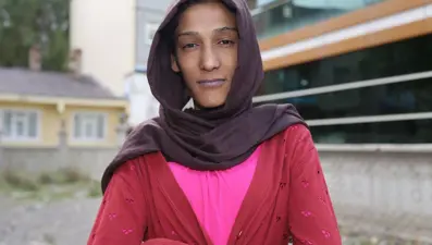 Boyu 2 metre olan genç kız tedavi olmak istiyor (Hermafrodit hastalığı nedir?)