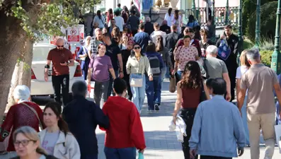 Güzel havayı fırsat bilen vatandaşlar çarşıyı doldurdu