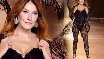 56 yaşındaki Carla Bruni ilk kez Victoria’s Secret defilesinde yürüdü