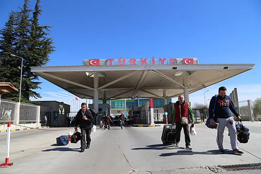 Türk seçmenler Bulgaristan'a yürüyerek geçiyor 2