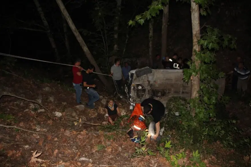 Antalya’dapolisten kaçan otomobil uçuruma yuvarlandı: 3 yaralı 4