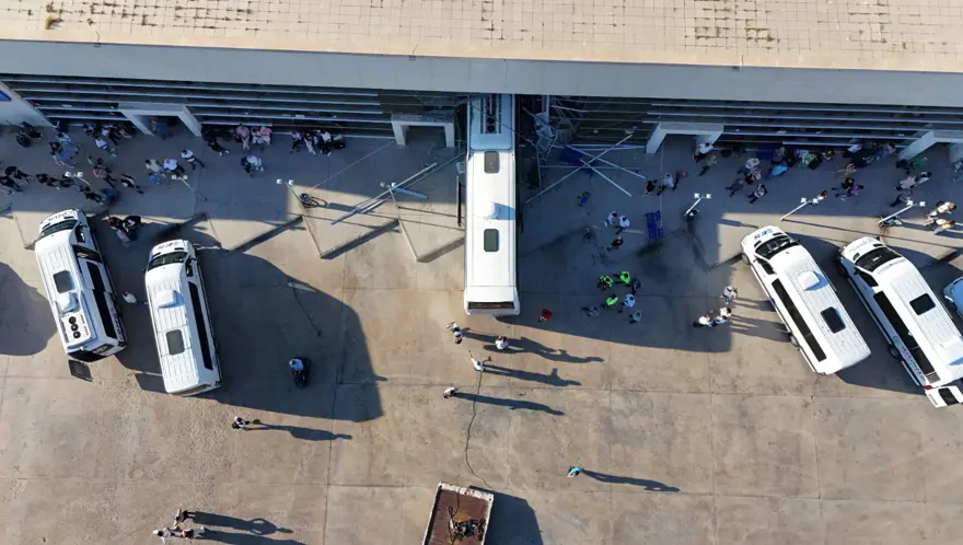 Yolcu otobüsü otogara daldı, facianın eşiğinden dönüldü: 3 yaralı 1 Yolcu otobüsü otogara daldı, facianın eşiğinden dönüldü: 3 yaralı 1