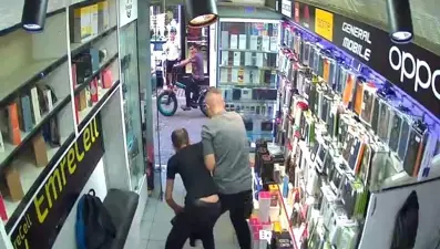 Maket bıçağıyla telefoncuya girdi, esnaf ve vatandaş etkisiz hale getirdi