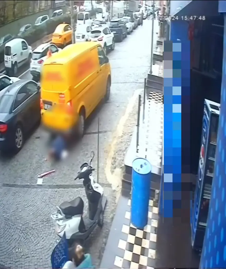 Yolda yürürken ölümdendöndü: Geri giden minibüs yayaya çarptı 2