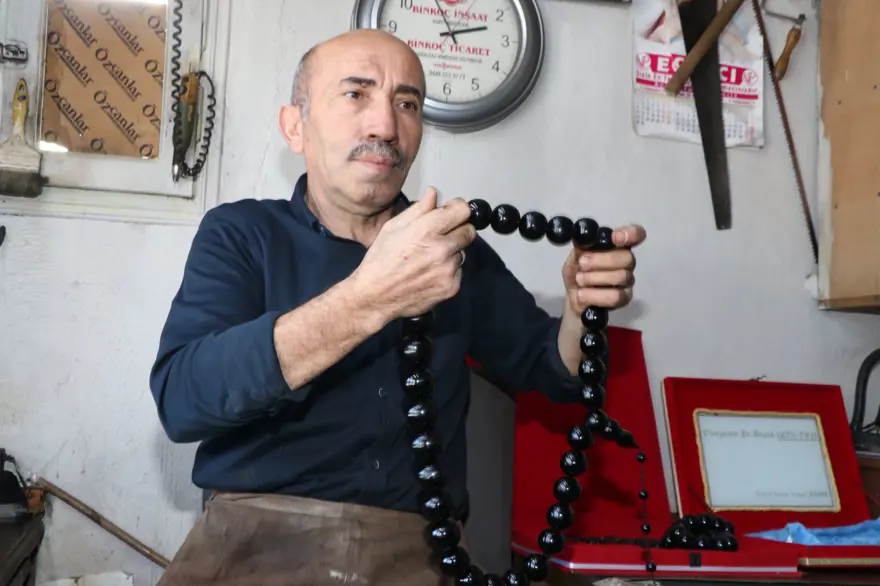 46 yıllık taşlardan dev tespih yaptı. 350 bin lira satış fiyatı ve eşi benzeri yok 3 46 yıllık taşlardan dev tespih yaptı. 350 bin lira satış fiyatı ve eşi benzeri yok 3