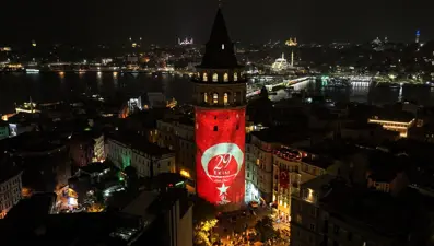 Cumhuriyet'in 101. yıl dönümünde Galata Kulesi'ne Türk Bayrağı yansıtıldı